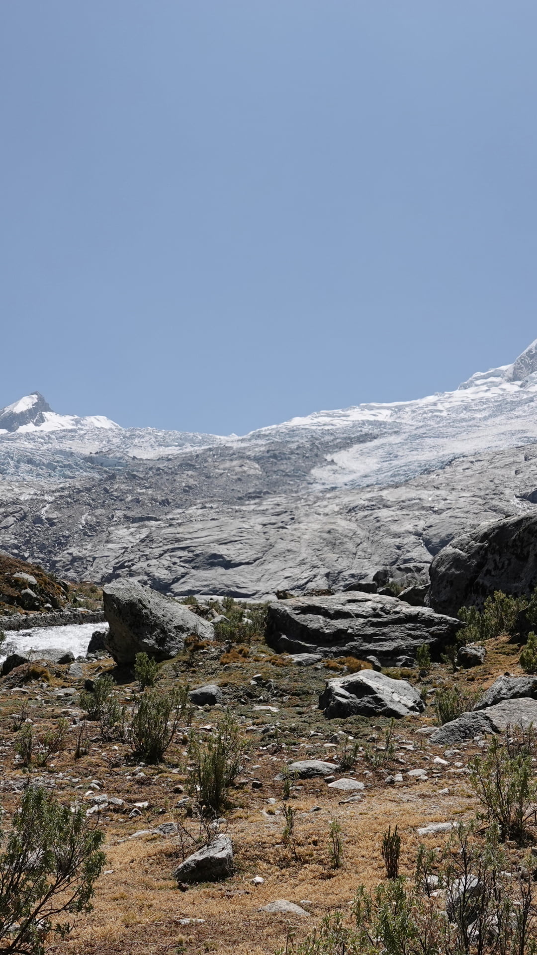 Faldas del Vallunaraju Zona de aproximación final en las faldas nevadas antes de la arista del Nevado Vallunaraju.