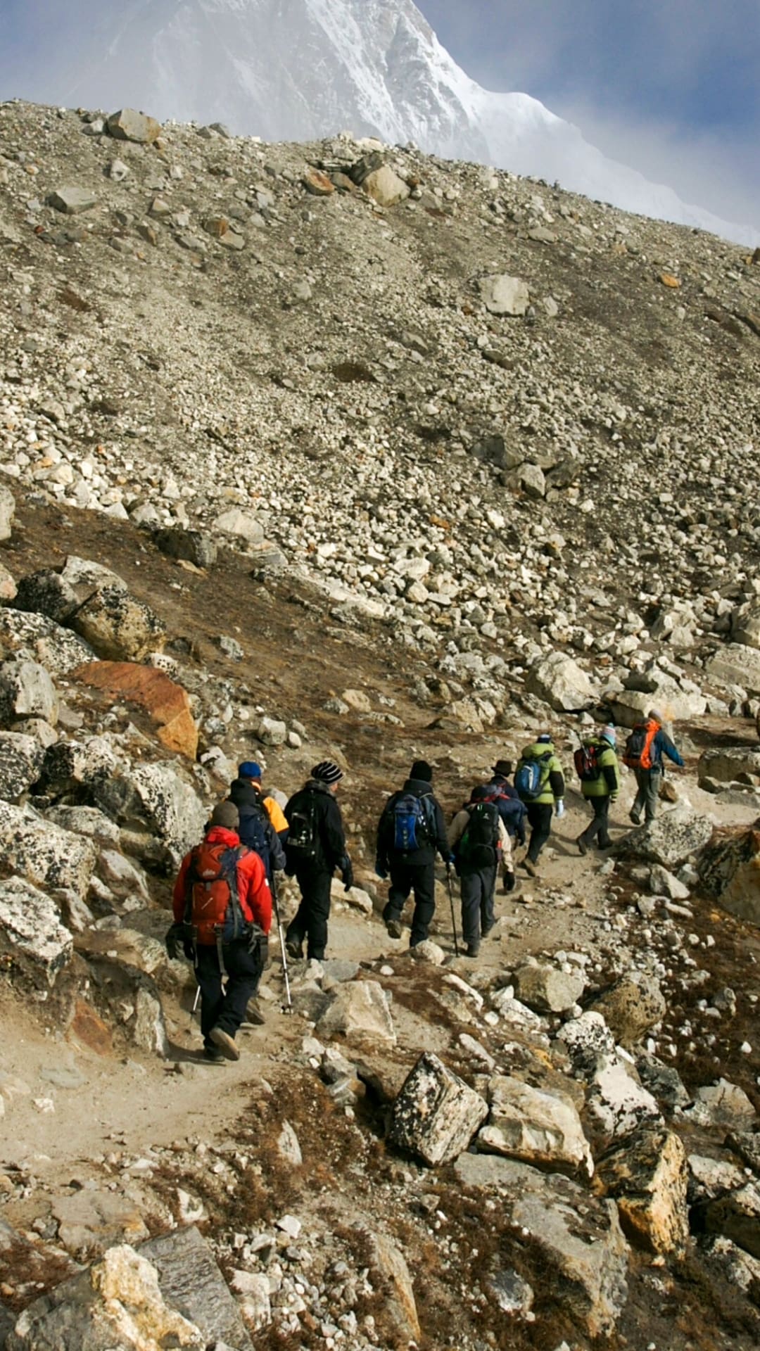 Caminata en Glaciar Nevado Chopicalqui Escaladores encordados progresando por un glaciar nevado en camino al Nevado Chopicalqui.